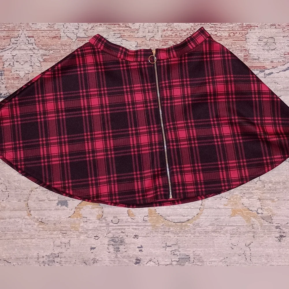 Hot Top Plaid Red black mini skirt size Large